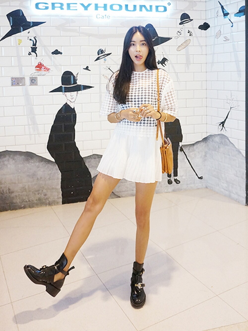 ホワイト系のスカート、ホワイト系のシャツ/ブラウスを着用したレディースの夏コーディネートの1枚目の写真