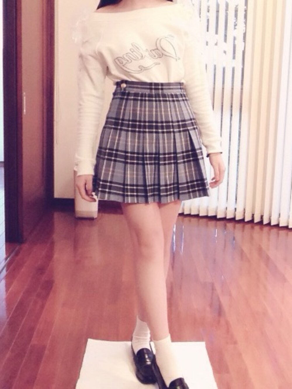 ホワイト系のその他トップス、ブルー系のスカートを着用したレディースの冬コーディネートの1枚目の写真