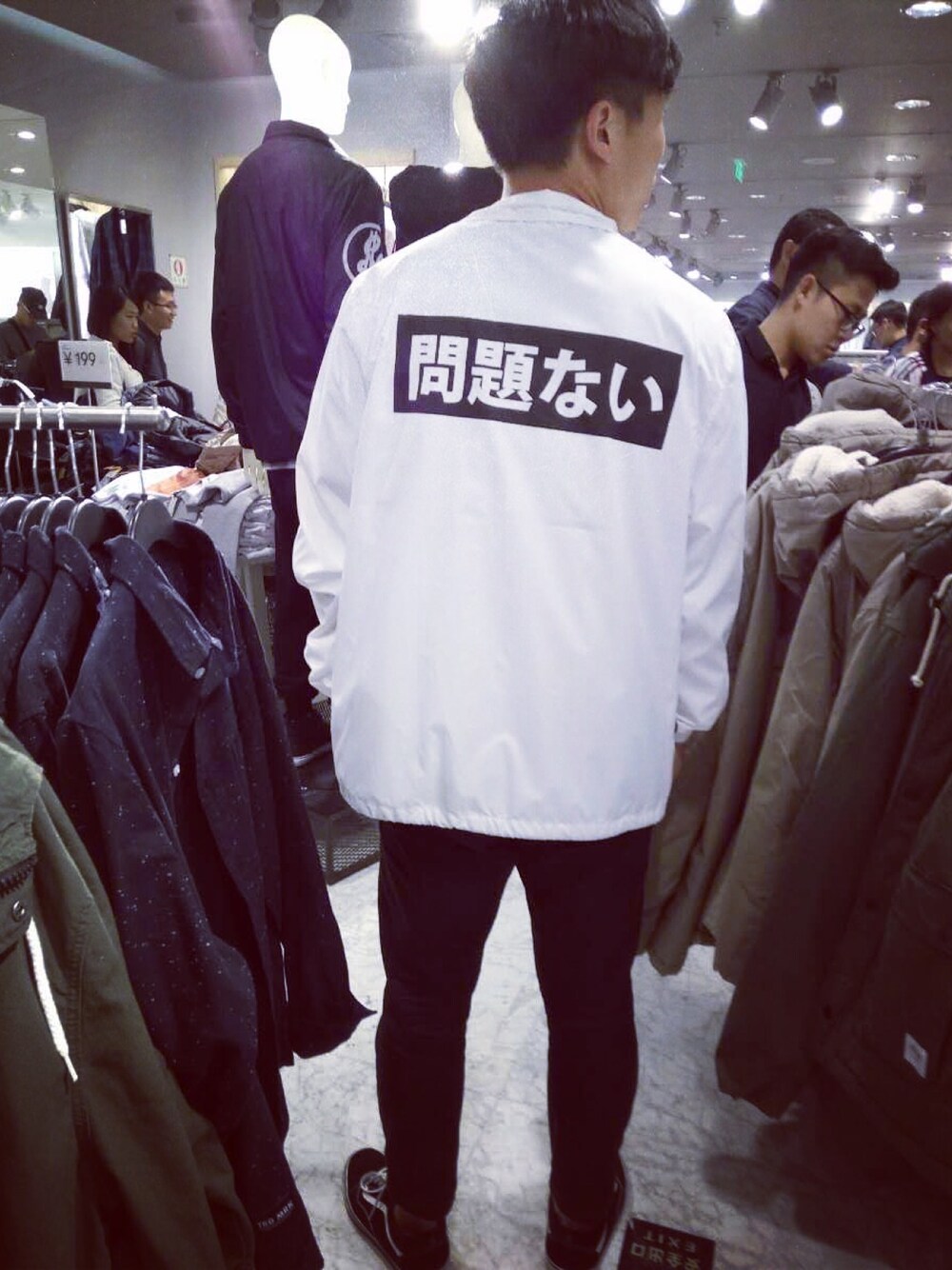 「H&Mのアイテム（マウンテンパーカー、ホワイト系）」を使った、Todd.LIさん（メンズ・182cm）の秋コーディネートの1枚目の写真