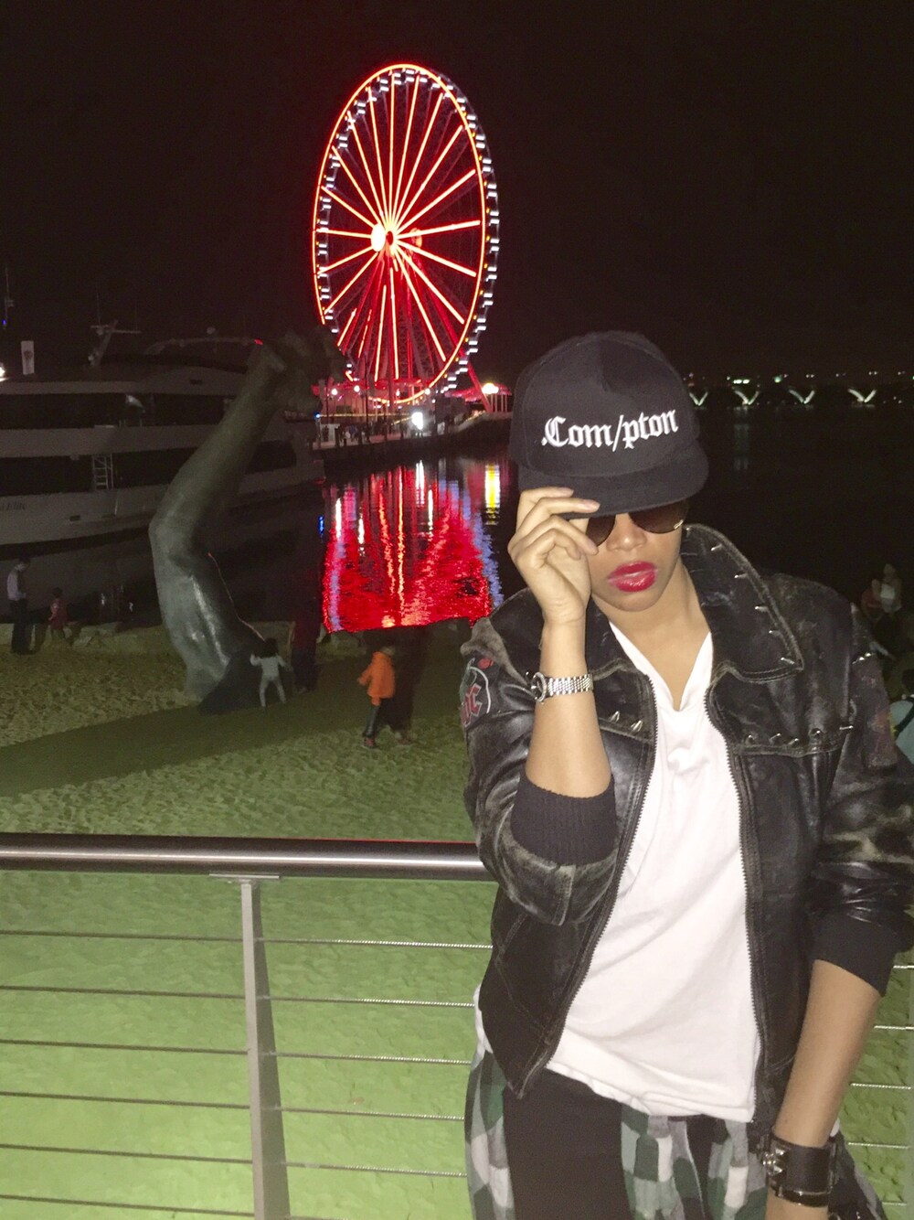 「R29DadHats、street、streetfashion、streetstyle、ootd、outfit、denim、UNIF、GUCCI、USA」｜「GUCCIのアイテム（アナログ腕時計、シルバー系）」を使った、Abby Love さん（レディース・165cm）の秋コーディネートの1枚目の写真