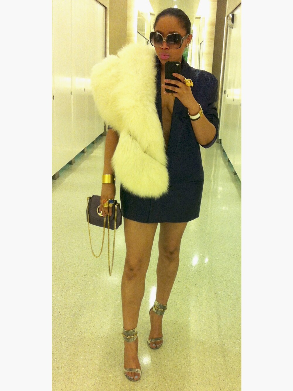 「worklook_vogue、ootd、outfit、fur、STYLE、streetfashion、streetstyle、LONDON、summer、purple」｜「SAINT LAURENT PARISのアイテム（ワンピース、パープル系）」を使った、Abby Love さん（レディース・165cm）の秋コーディネートの1枚目の写真