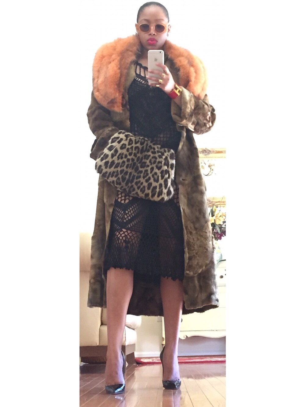 「animalprints_vogue、ootd、LONDON、chic、VOGUE、streetstyle、fashion、fashionista、STYLE、streetfashion」｜「MOSCHINOのアイテム（ドレス、ブラック系）」を使った、Abby Love さん（レディース・165cm）の秋コーディネートの1枚目の写真