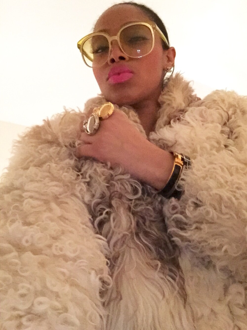 「animalprints_vogue、ootd、outfit、winter、fur、chic、fashion、VOGUE、LONDON、streetstyle」｜「GUCCIのアイテム（チェスターコート、ベージュ系）」を使った、Abby Love さん（レディース・165cm）の秋コーディネートの1枚目の写真
