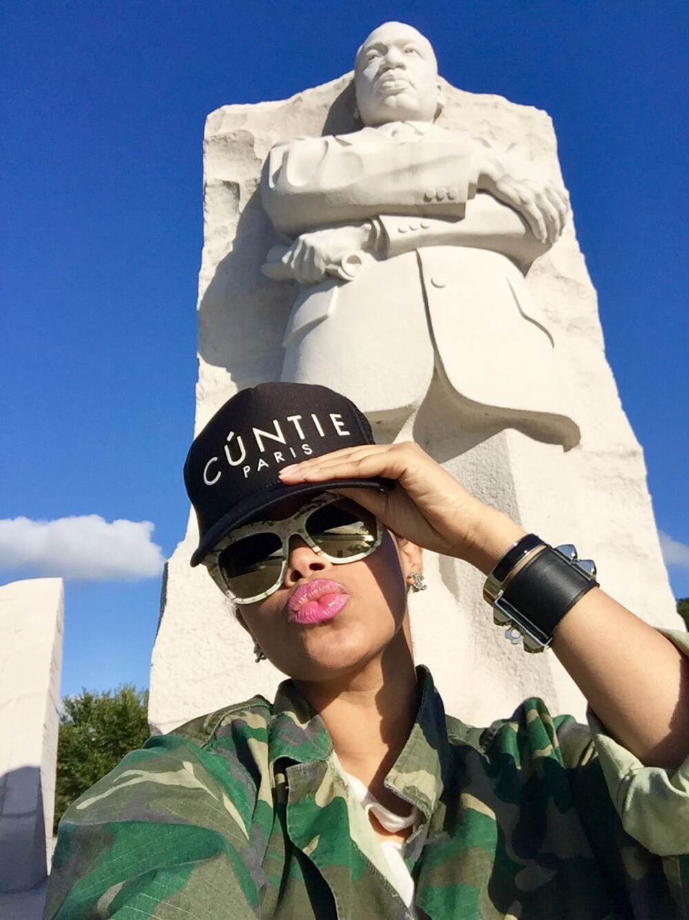 「printonprint_vogue、ootd、outfit、army、hat、black and white、streetstyle、fashion、USA、STYLE」｜「VINTAGEのアイテム（ミリタリージャケット、グリーン系）」を使った、Abby Love さん（レディース・165cm）の秋コーディネートの1枚目の写真