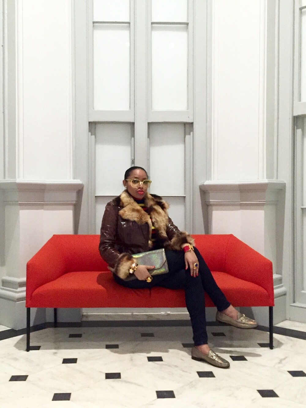 「pufferjacket_vogue、ootd、outfit、denim、stripe、streetstyle、fur、winter、USA、GUCCI」｜「GUCCIのアイテム（クラッチバッグ、その他）」を使った、Abby Love さん（レディース・165cm）の秋コーディネートの1枚目の写真