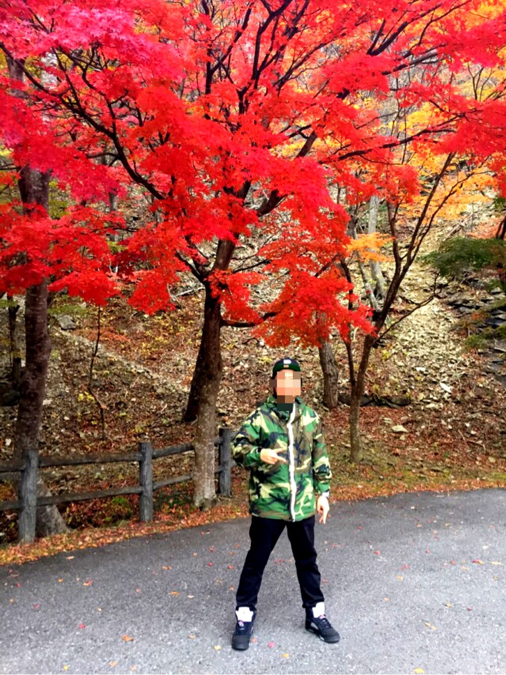 「秋コーデ、紅葉、那須塩原」｜「UNDEFEATED の5 STRIKE SU15 CAP（キャップ、ブラック系）」を使った、昴さん（メンズ・270cm）の秋コーディネートの1枚目の写真