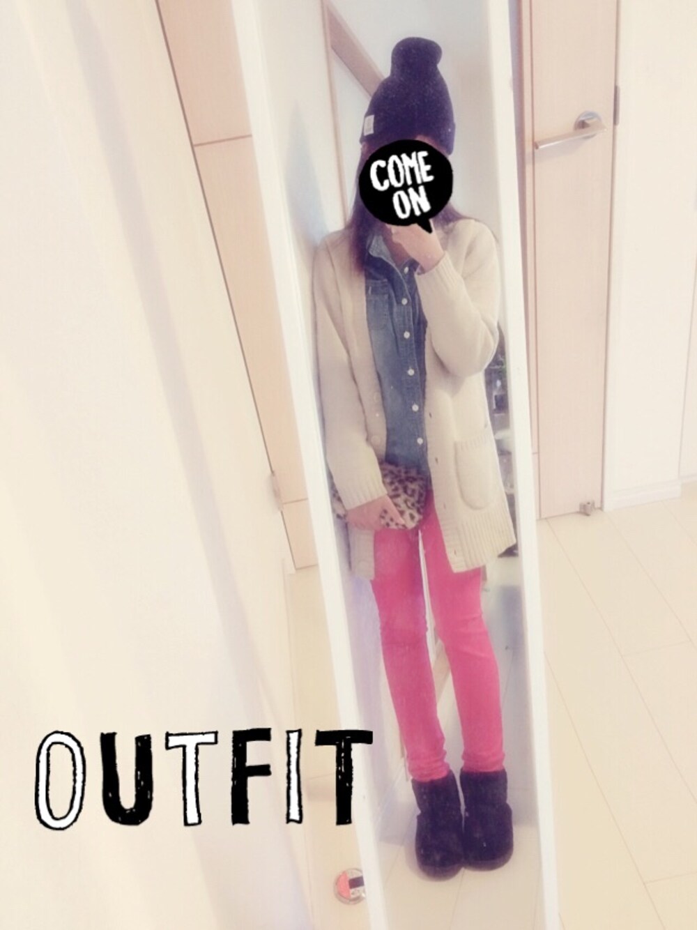 ベージュ系のカーディガン/ボレロ、ブルー系のシャツ/ブラウス、ピンク系のその他パンツを着用したレディースの秋コーディネートの1枚目の写真