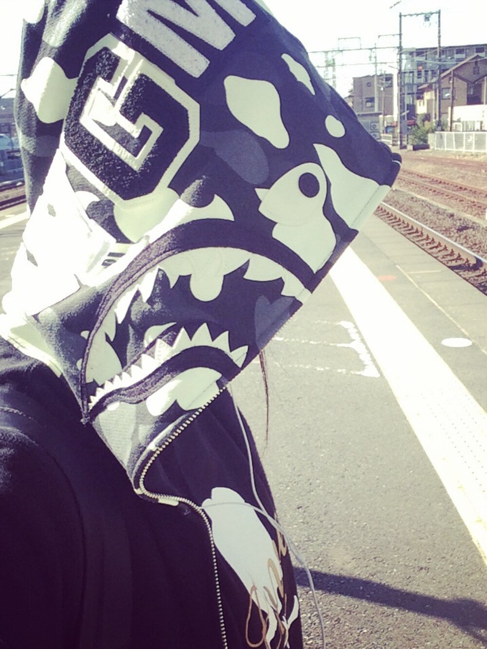 「Bape、abathingape、パーカー、シャークパーカー」｜「A BATHING APEのGLOW IN THE DARK SHARK FULL ZIP HOODIE（パーカー、ブラック系）」を使った、cccfallさん（レディース・164cm）の冬コーディネートの1枚目の写真