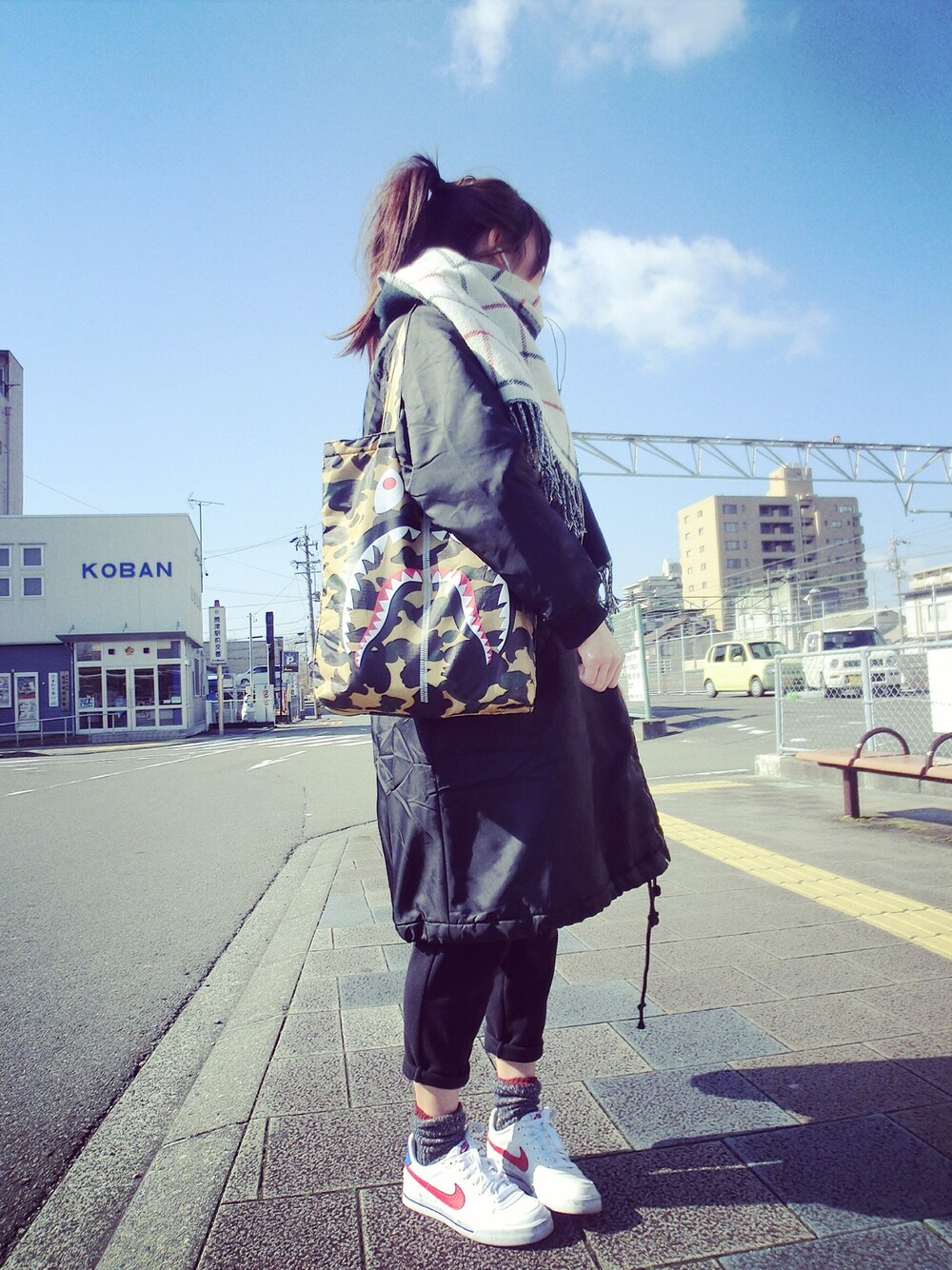 ブラック系のパーカーを着用したレディースの冬コーディネートの1枚目の写真