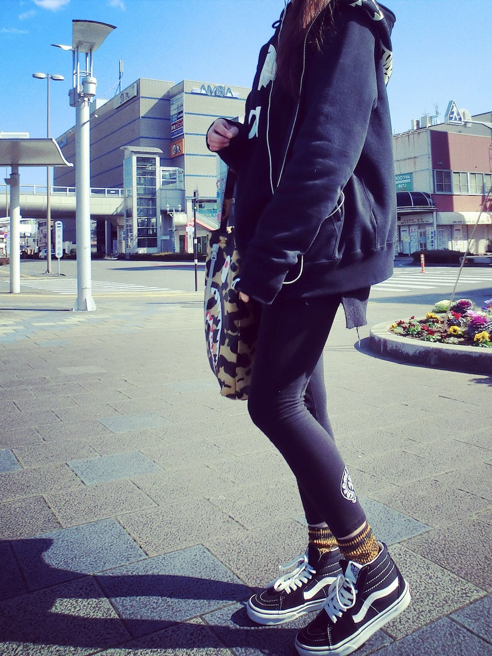 「Bape、abathingape、VANS、tutuanna、wtaps」｜「A BATHING APEのGLOW IN THE DARK SHARK FULL ZIP HOODIE（パーカー、ブラック系）」を使った、cccfallさん（レディース・164cm）の冬コーディネートの1枚目の写真