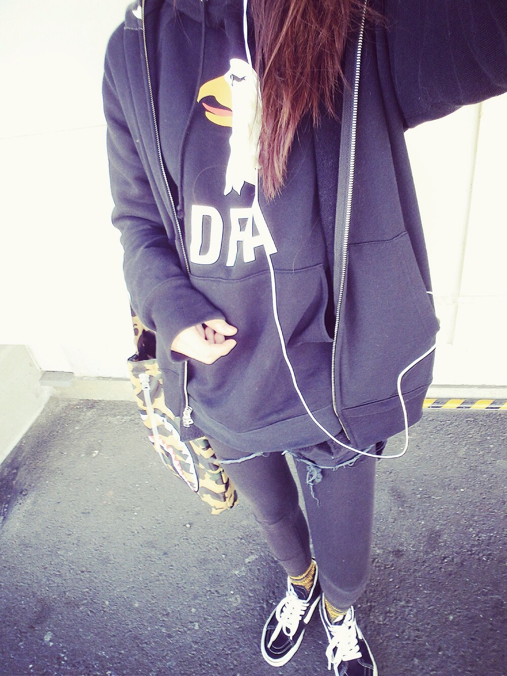 「Bape、abathingape、VANS、wtaps」｜「A BATHING APEのGLOW IN THE DARK SHARK FULL ZIP HOODIE（パーカー、ブラック系）」を使った、cccfallさん（レディース・164cm）の春コーディネートの1枚目の写真