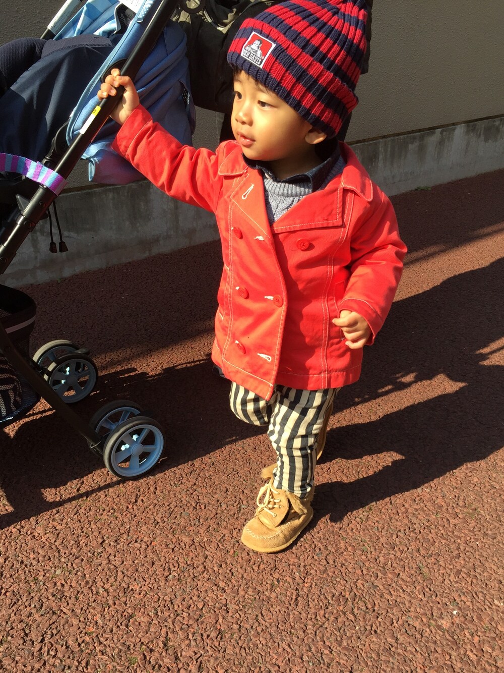 「動物園、息子、トレンチコート、男の子、1歳」｜「babyGAPのアイテム（トレンチコート、レッド系）」を使った、haruruさん（キッズ・90cm）の冬コーディネートの1枚目の写真
