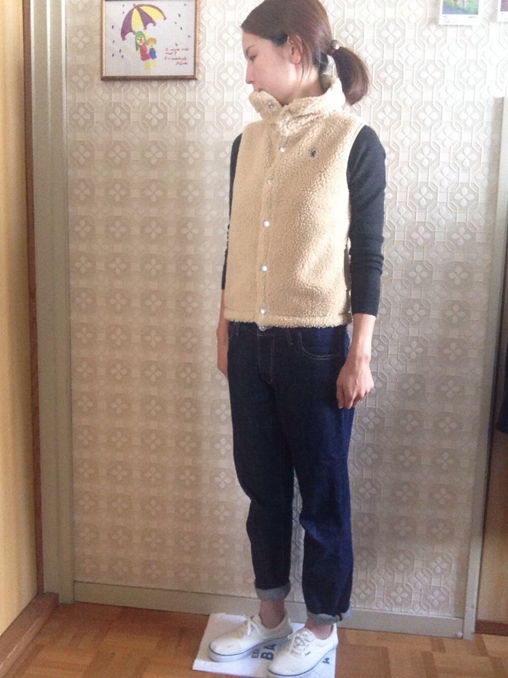 「ジムフレックス、デニムパンツ、VANS」｜「GYMPHLEXのアイテム（ベスト、ベージュ系）」を使った、ticaさん（レディース・168cm）の秋コーディネートの1枚目の写真