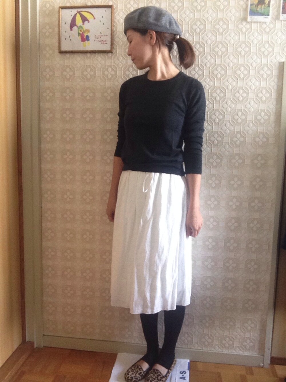 「ベレー帽、デニムパンツ、白スカート」｜「UNIQLOのアイテム（ニット/セーター、グレー系）」を使った、ticaさん（レディース・168cm）の秋コーディネートの1枚目の写真