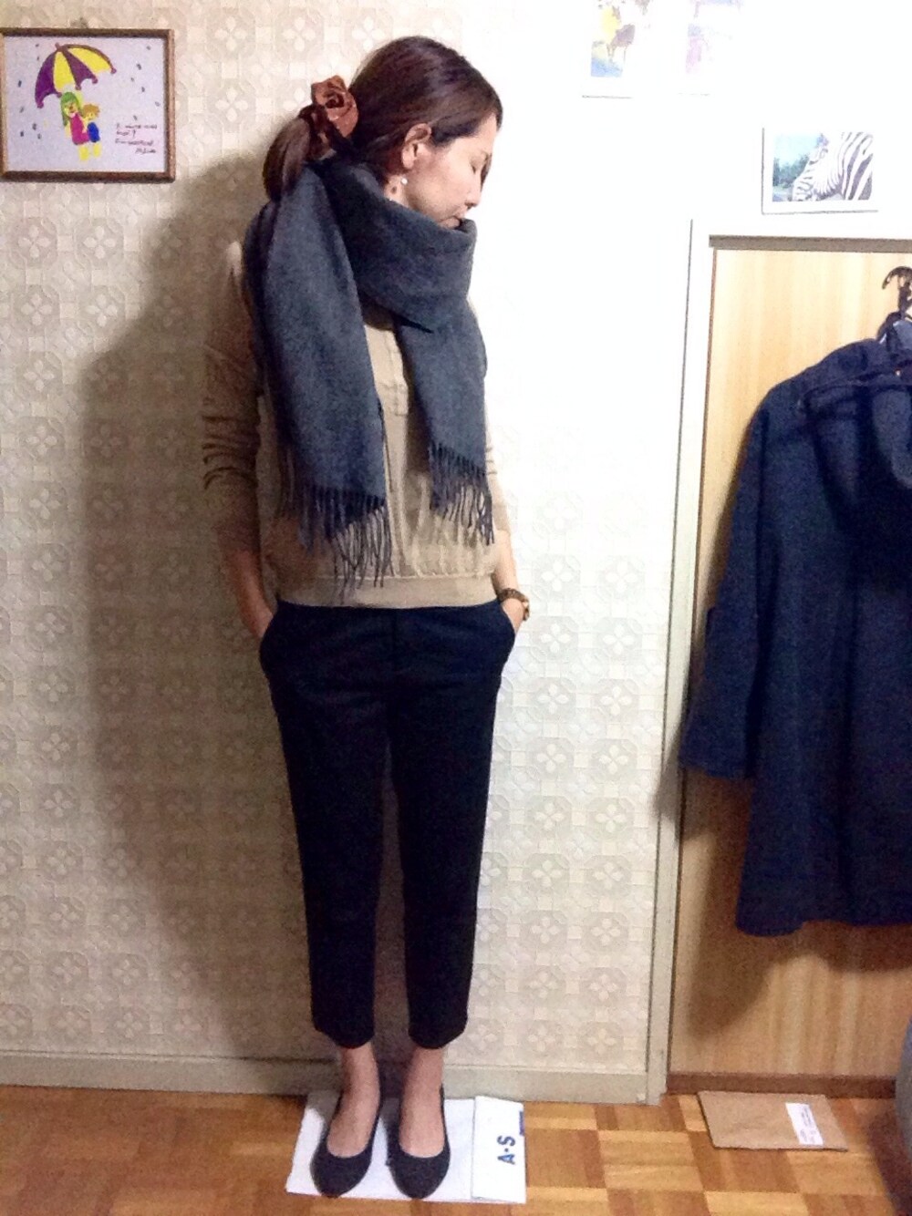 「大判ストール、無印良品、クロップドパンツ、黒パンツ」｜「UNIQLOのアイテム（その他パンツ、ブラック系）」を使った、ticaさん（レディース・168cm）の秋コーディネートの1枚目の写真