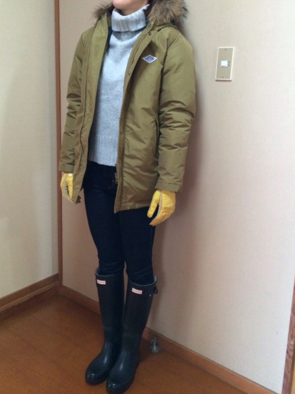 「手袋、レインブーツ」｜「GAPのアイテム（ニット/セーター、グレー系）」を使った、ticaさん（レディース・168cm）の冬コーディネートの1枚目の写真