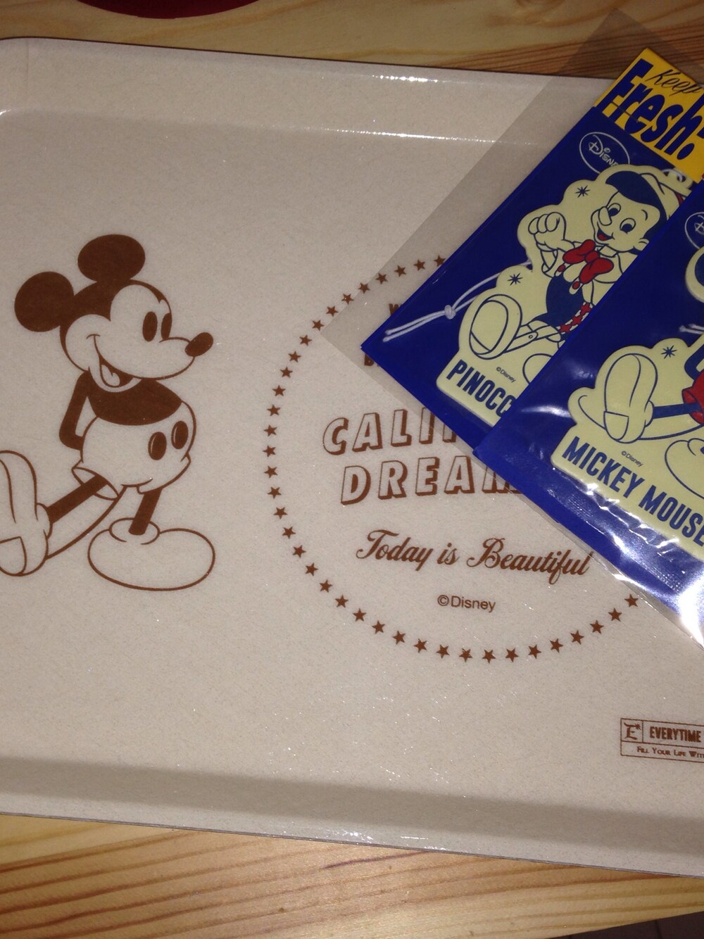 ベージュ系のルームフレグランス/お香を着用したメンズの秋コーディネートの1枚目の写真