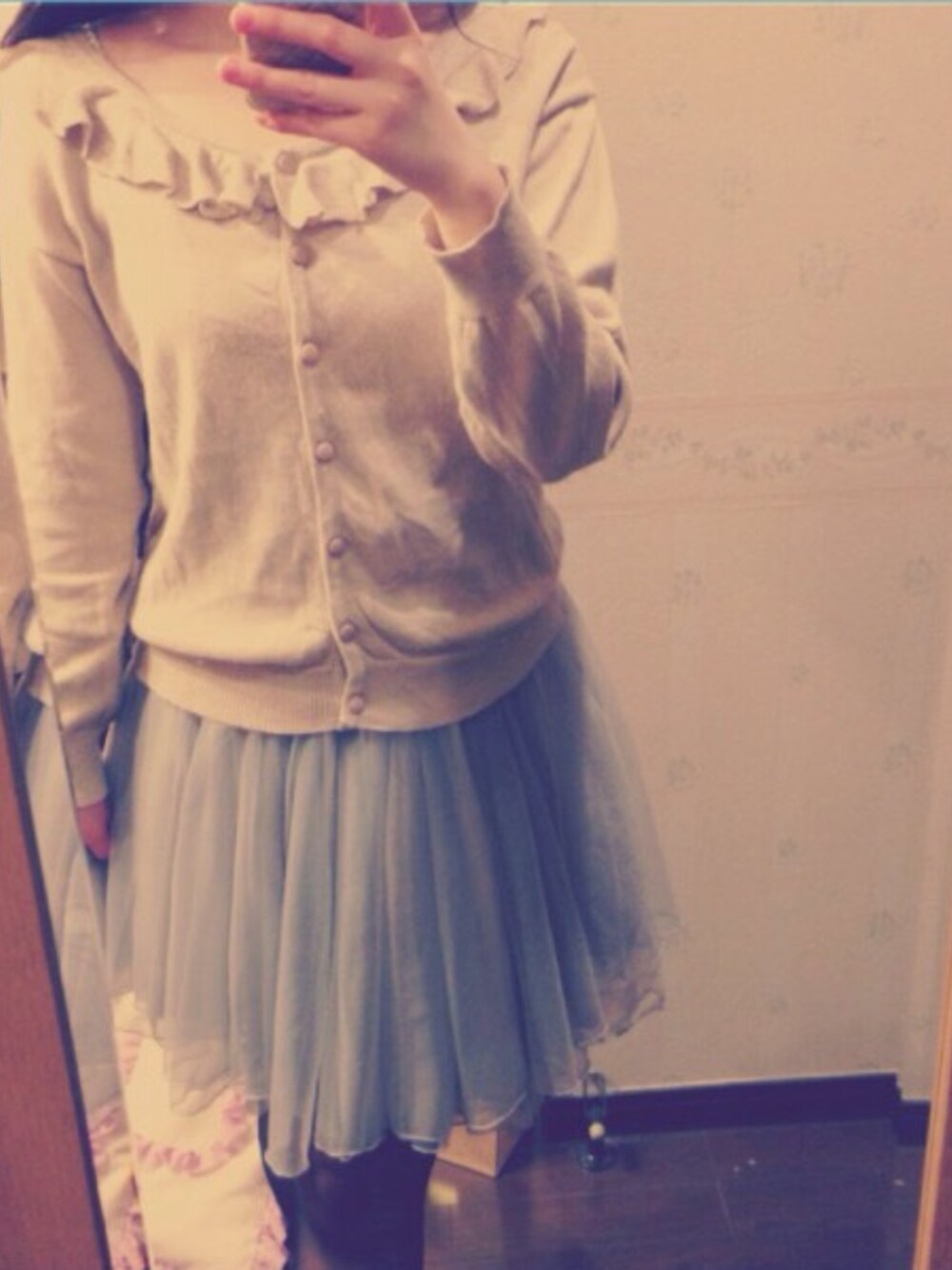 グレー系のカーディガン/ボレロ、グレー系のスカートを着用したレディースの春コーディネートの1枚目の写真