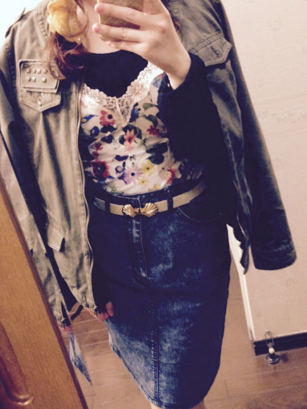「キャミソール、古着、しまむら、デニムスカート、甘辛コーデ、花柄、vintage、fint、ベルト」｜「lochieのアイテム（ブラジャー、ホワイト系）」を使った、nanaさん（レディース・155cm）の秋コーディネートの1枚目の写真