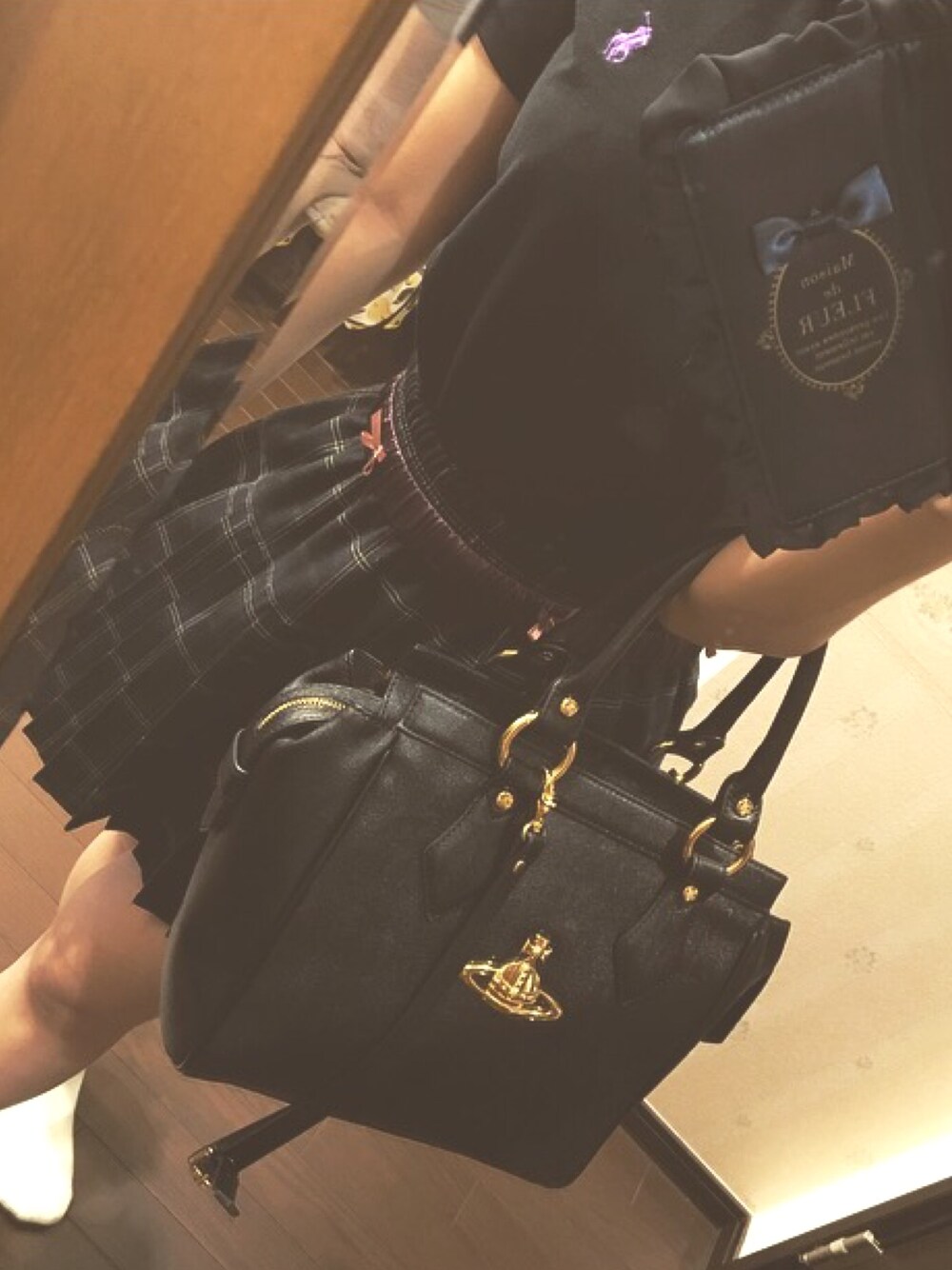 「イタリアン、ラルフローレン、ポロシャツ、黒、プリーツスカート、プリーツ、チェックスカート、表参道、Vivienne Westwood、ヴィヴィアンウエストウッド」｜「POLO RALPH LAURENのアイテム（ポロシャツ、ブラック系）」を使った、nanaさん（レディース・155cm）の秋コーディネートの1枚目の写真