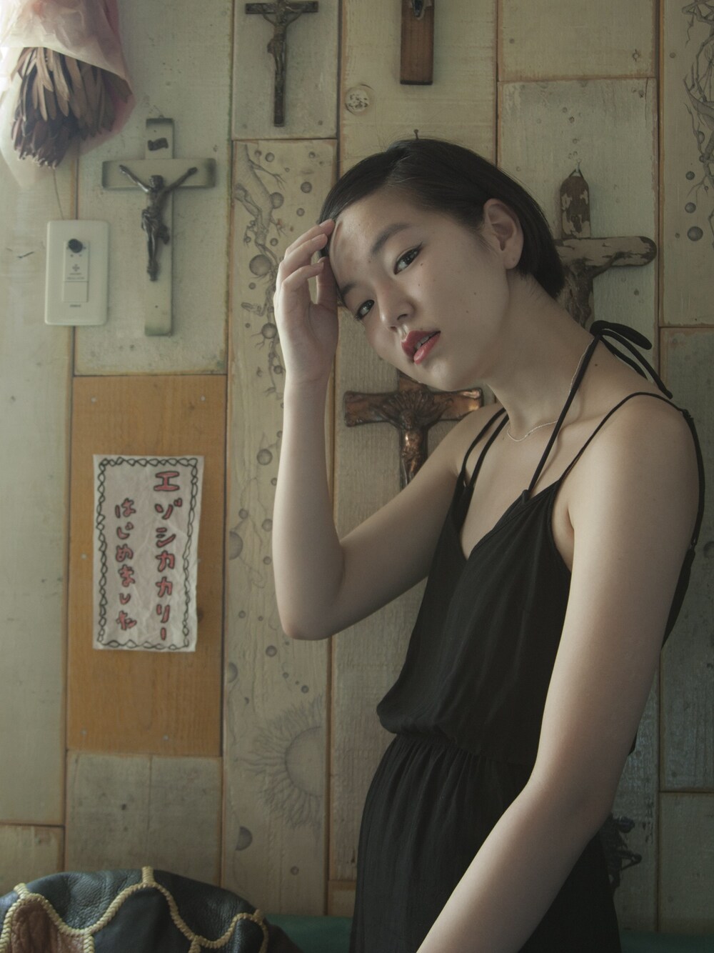 「TOPSHOP、H&M、夏、赤、赤リップ、シンプル、アジアン、black、シルバーアクセサリー」｜「H&Mのアイテム（サロペット/オーバーオール、ブラック系）」を使った、MEGさん（レディース・173cm）の秋コーディネートの1枚目の写真
