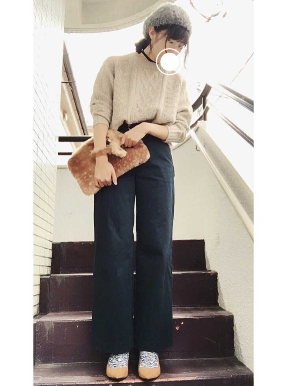 ベージュ系のニット/セーター、ブラウン系のクラッチバッグ、グリーン系のその他パンツを着用したレディースの秋コーディネートの1枚目の写真