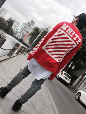 「off white（オフホワイト）のアイテム（Tシャツ/カットソー、レッド系）」を使った、Garyさん（メンズ・168cm）の秋コーディネート