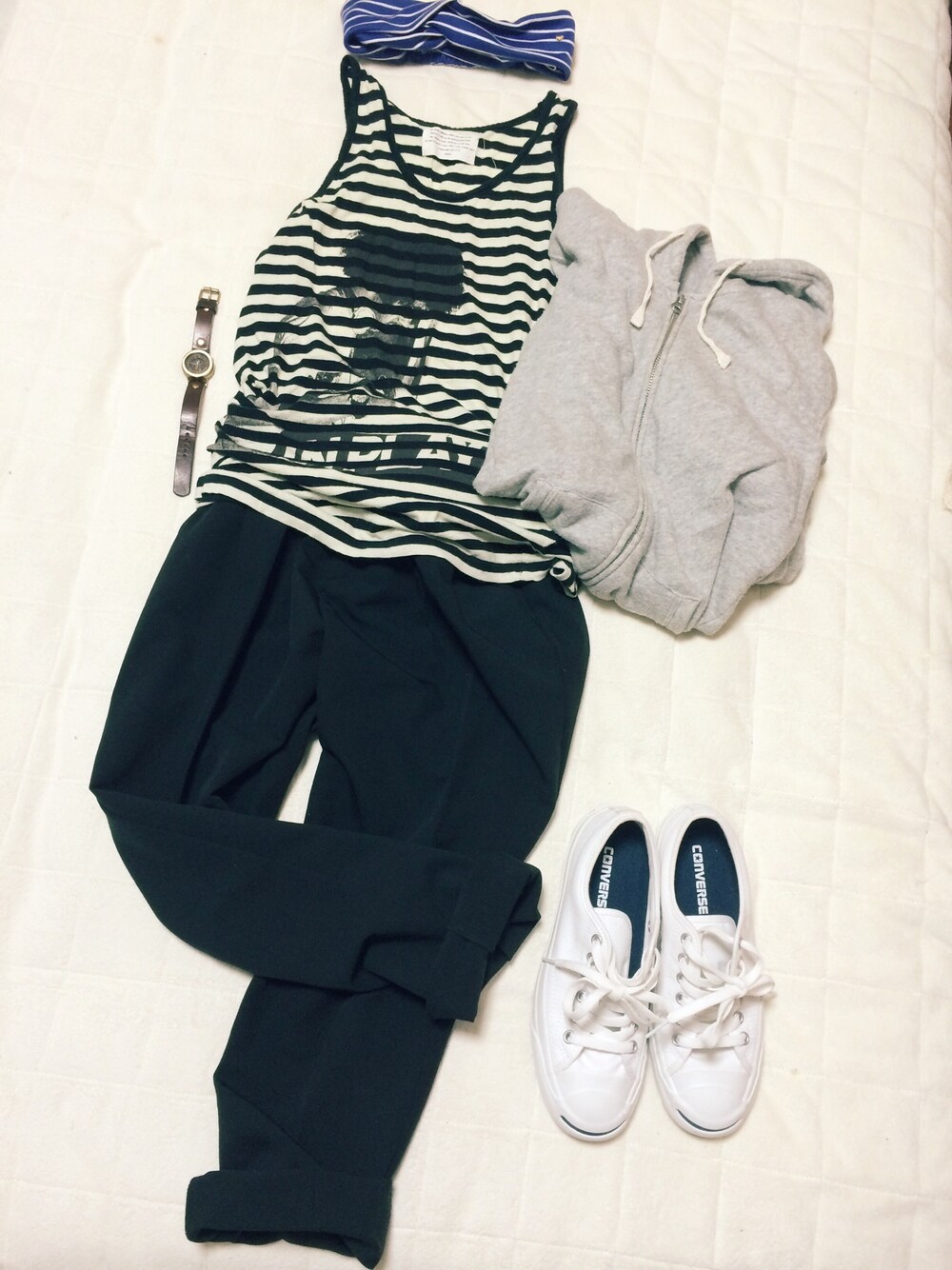 ホワイト系のスニーカー、ブラック系のサロペット/オーバーオール、ブラウン系のアナログ腕時計を着用したレディースの夏コーディネートの1枚目の写真