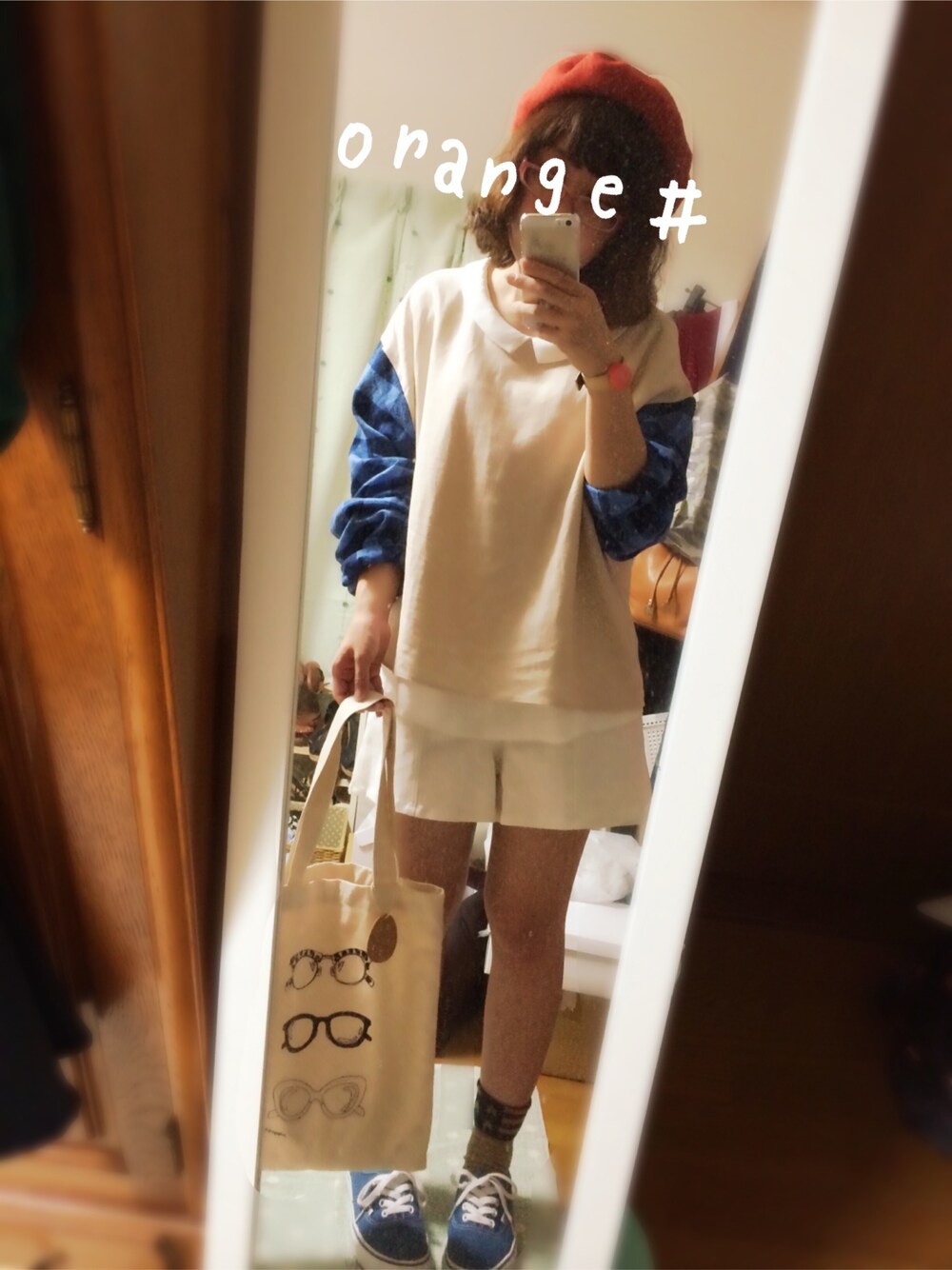 「レイヤードスタイル、ベレー帽×メガネ、ゆるゆる、ホワイトパンツ、トートバッグ、メガネ女子、オレンジ、ターコイズブルー」｜「Chicoのハイウエストイージーショーツ（その他パンツ、ホワイト系）」を使った、ユズルさん（レディース・151cm）の秋コーディネートの1枚目の写真