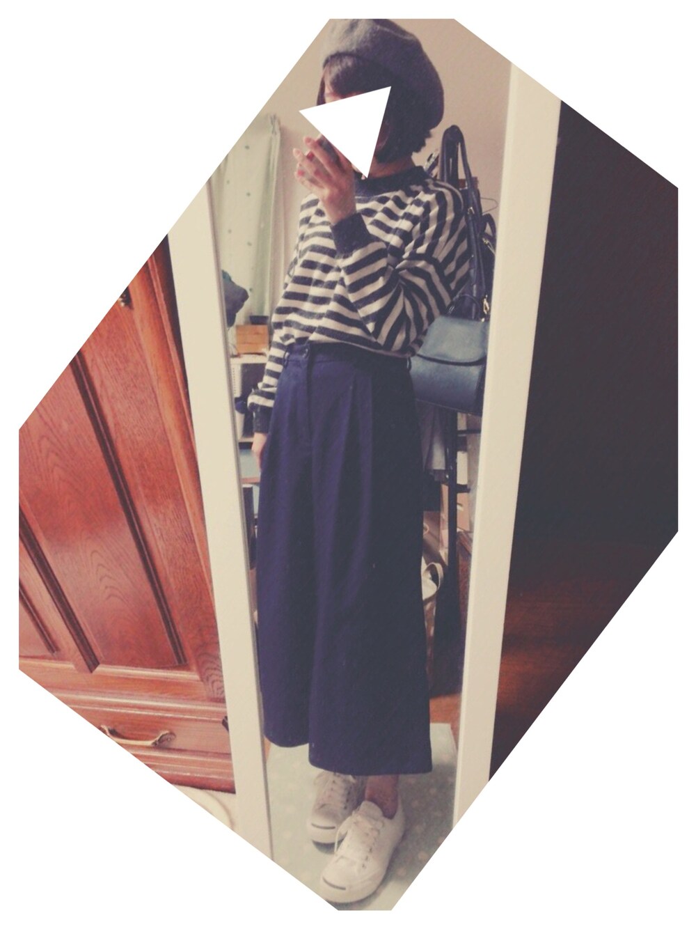 ブラック系のニット/セーター、ブルー系のパンツ、ホワイト系のスニーカーを着用したレディースの秋コーディネートの1枚目の写真