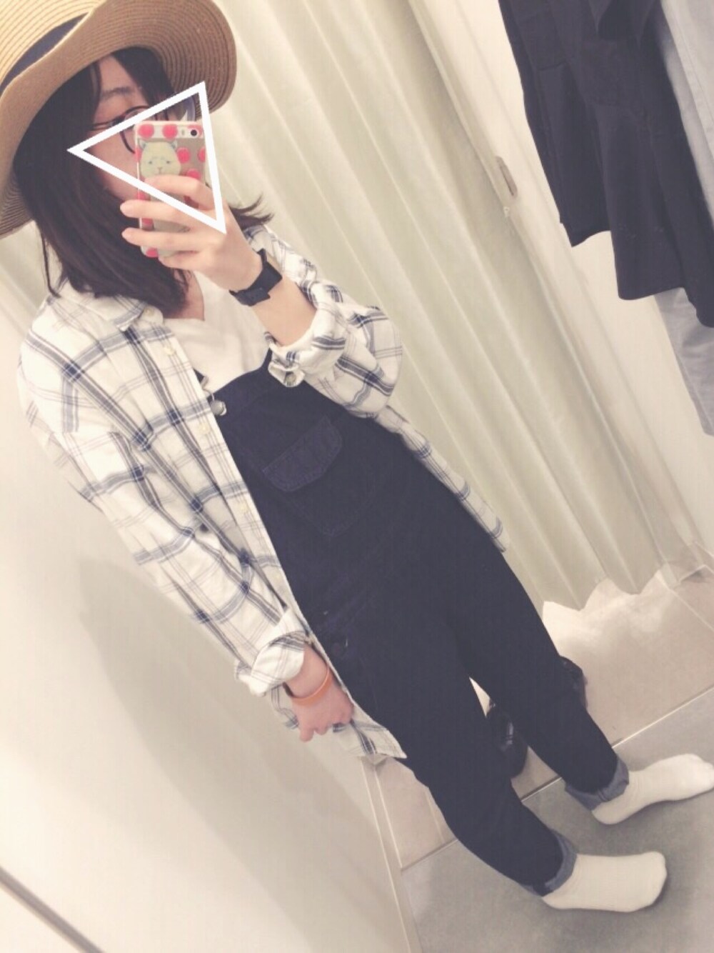 ホワイト系のシャツ/ブラウス、ホワイト系のTシャツ/カットソー、ブルー系のサロペット/オーバーオールを着用したレディースの春コーディネートの1枚目の写真