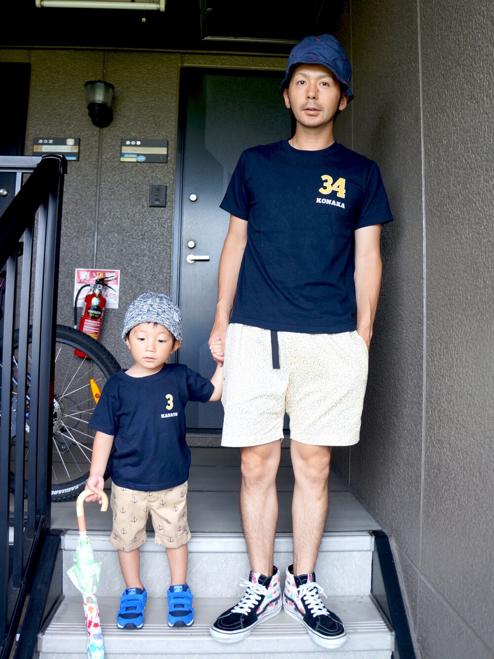 ブルー系のTシャツ/カットソー、ホワイト系のスニーカー、ベージュ系のその他パンツを着用したメンズの秋コーディネートの1枚目の写真