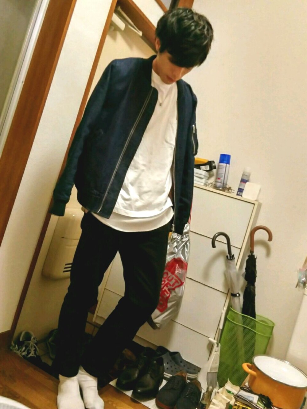 ブルー系のその他アウター、ホワイト系のTシャツ/カットソー、ホワイト系のタンクトップを着用したメンズの秋コーディネートの1枚目の写真