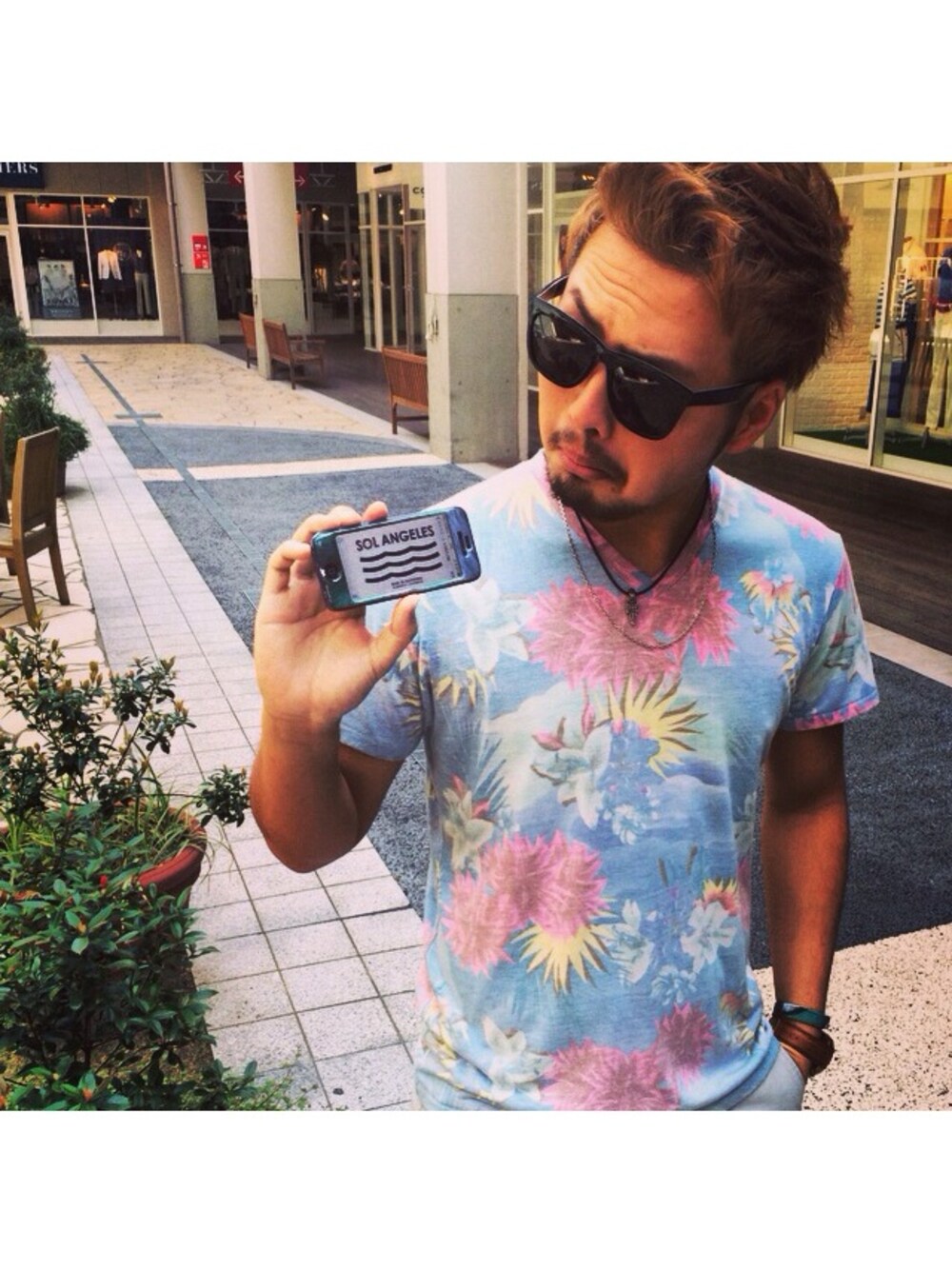 「サングラス、a.d.s.r、SOL ANGELS、ウォーキングスタイル、BROOKS BROTHERS、adsr、ワイルド系、花柄」｜「SOL ANGELSのアイテム（Tシャツ/カットソー、ブルー系）」を使った、daisonさん（メンズ・176cm）の春コーディネートの1枚目の写真