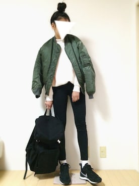 「白ニット、黒リュック」｜「アイテム（ジャケット/アウター）」を使った、かりんさん（レディース・166cm）の冬コーディネート