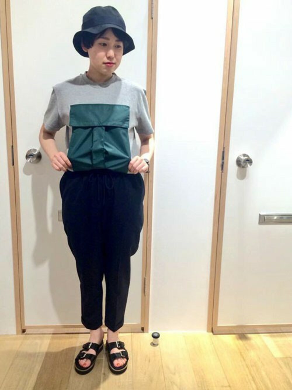 「Tシャツ、黒、ハット、メンズライク、サンダル」｜「I am I in fact...の40ｺｰﾏ天竺         ﾌﾛﾝﾄﾎﾟｹｯﾄ　Tｼｬﾂ（Tシャツ/カットソー、グレー系）」を使った、I am I ONEROOMさん（レディース・160cm）の春コーディネートの1枚目の写真