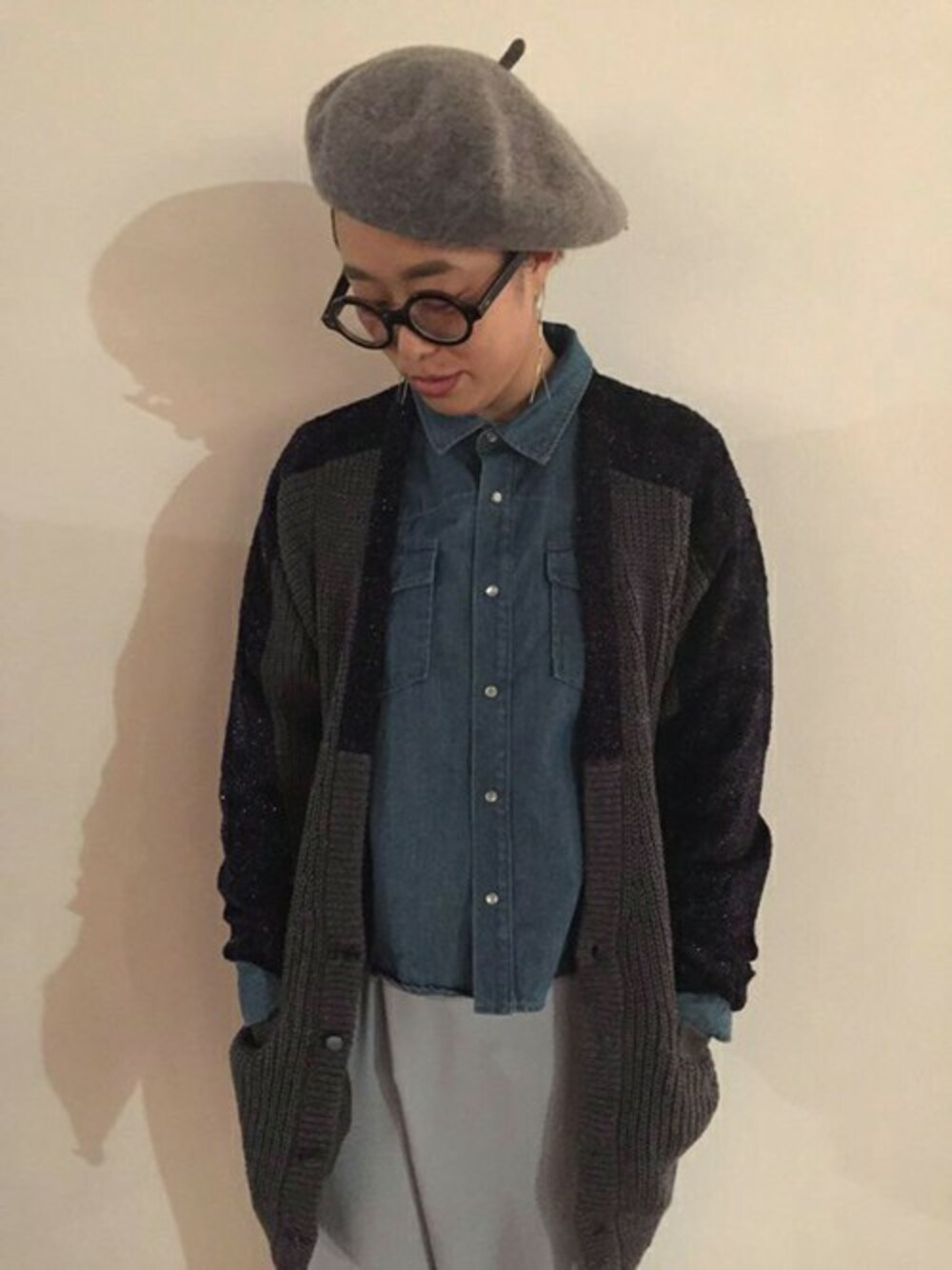 グレー系のニット/セーターを着用したレディースの秋コーディネートの1枚目の写真