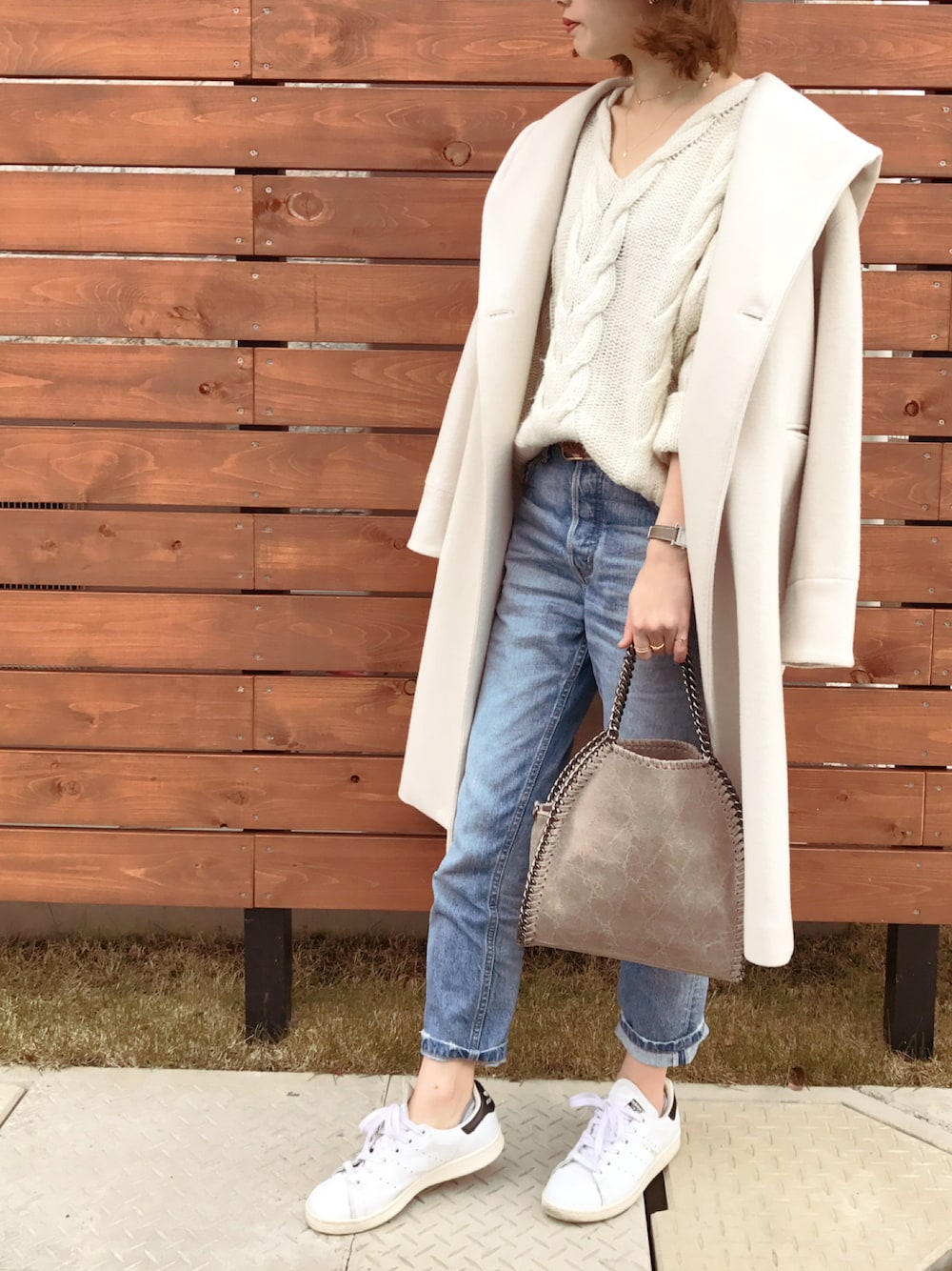 「大人カジュアル、ニット、ootd、ホワイト、ホワイトコーデ、デニム、ハット、スニーカー、アウター、コート」｜「BLISS POINTの15AWフェルトハット/566403（ハット、ブラウン系）」を使った、ukapiさん（レディース・158cm）の冬コーディネートの1枚目の写真