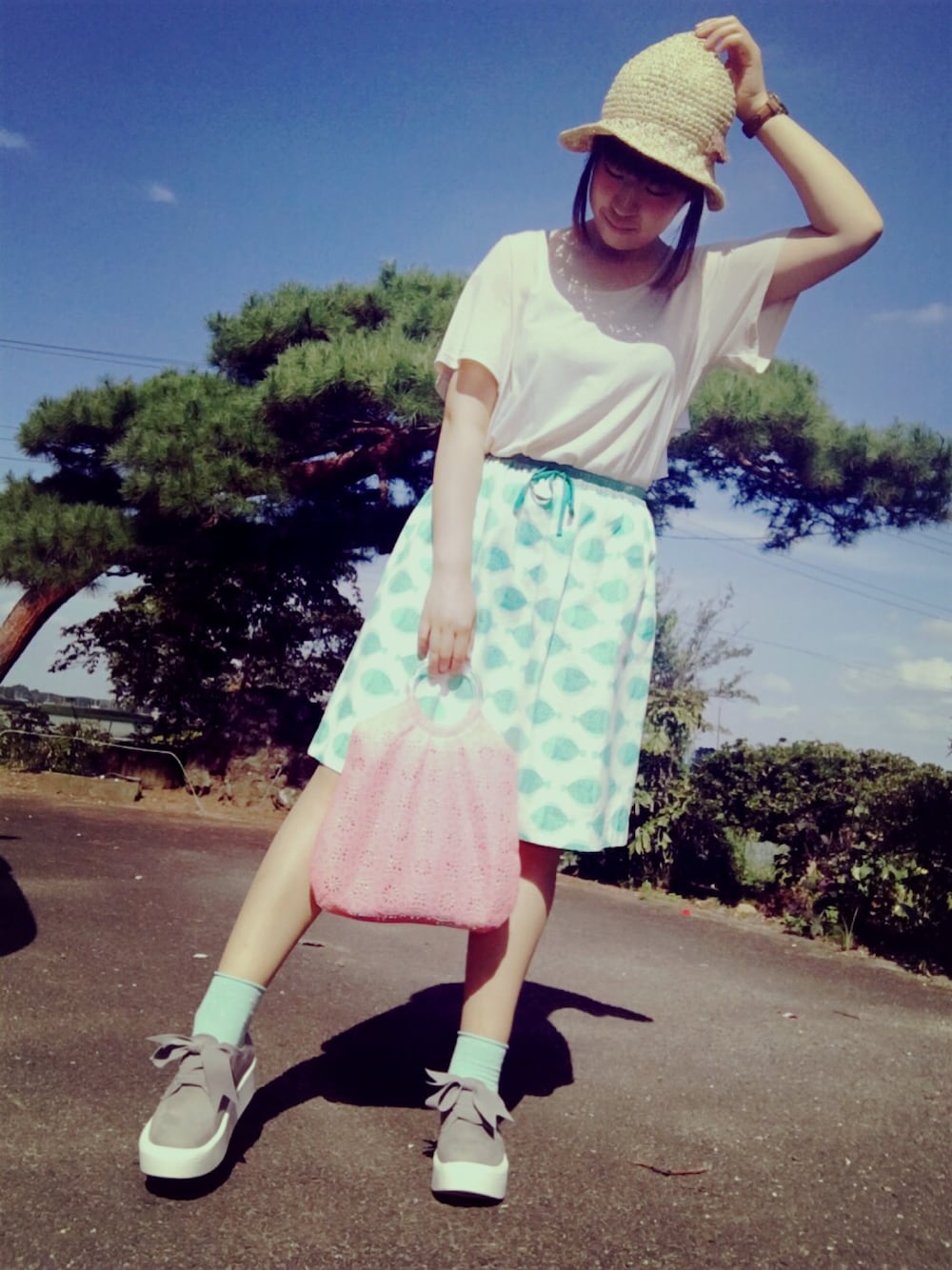 「スカート、スニーカー、シンプルコーデ、ハット、夏コーデ」｜「haco!のアイテム（Tシャツ/カットソー、ベージュ系）」を使った、YUMIさん（レディース・168cm）の秋コーディネートの1枚目の写真