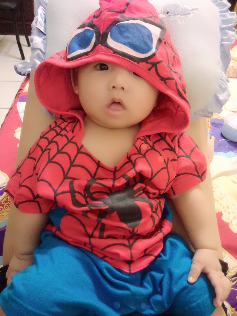 「Spider-Manのアイテム（つなぎ/オールインワン、レッド系）」を使った、Tu Donさん（メンズ・60cm）の秋コーディネートの1枚目の写真