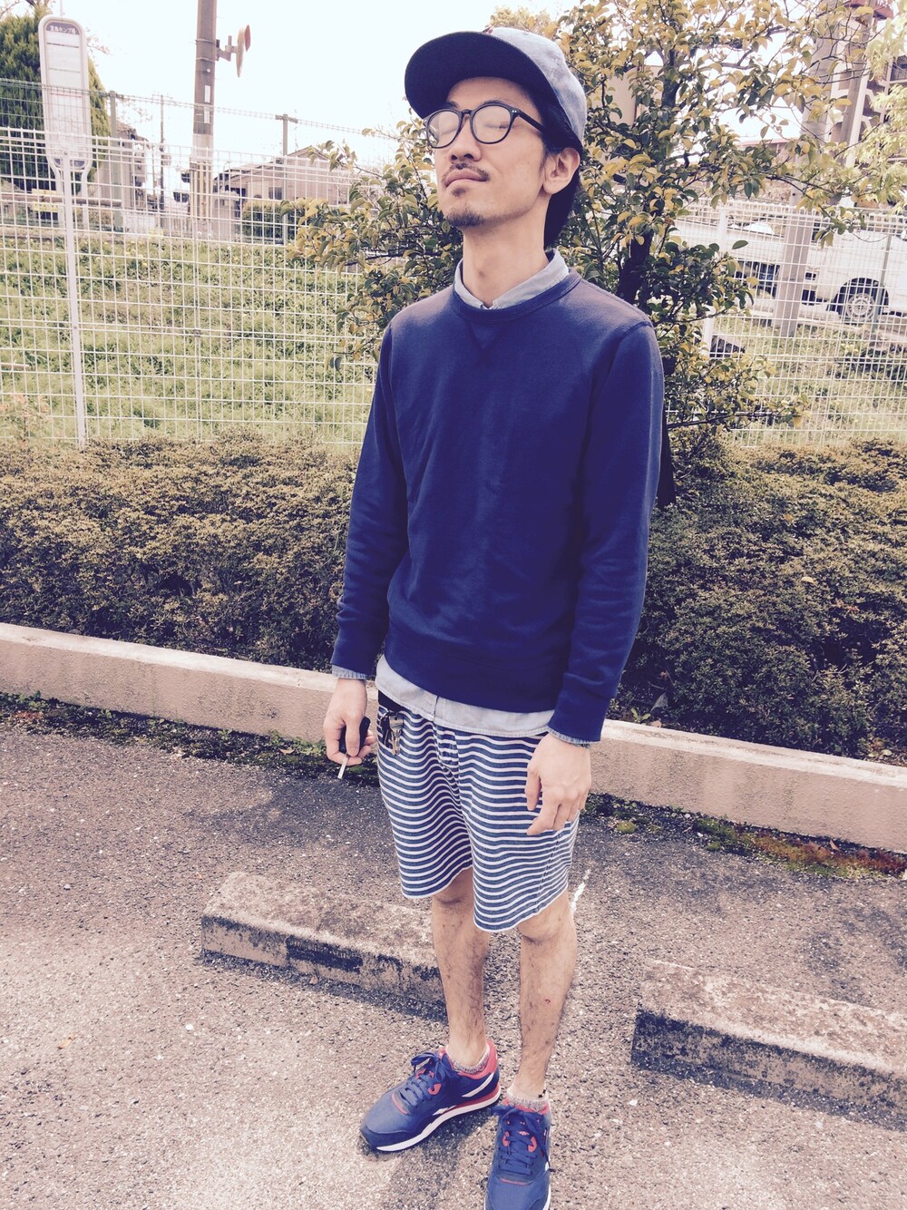 「ショートパンツ、ボーダーパンツ、スウェット、キャップ、スニーカー、青、オールブルー、デニムシャツ」｜「UNIQLOのアイテム（スウェット、ブルー系）」を使った、Ｋｉｍさん（メンズ・173cm）の春コーディネートの1枚目の写真