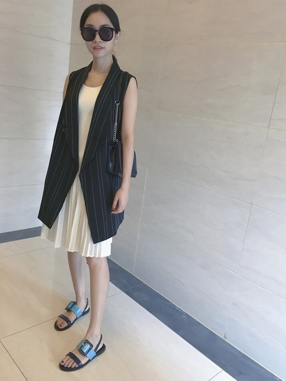 「monday」｜「REBECCA MINKOFFのアイテム（ショルダーバッグ、ブルー系）」を使った、陈石榴さん（レディース・167cm）の夏コーディネートの1枚目の写真