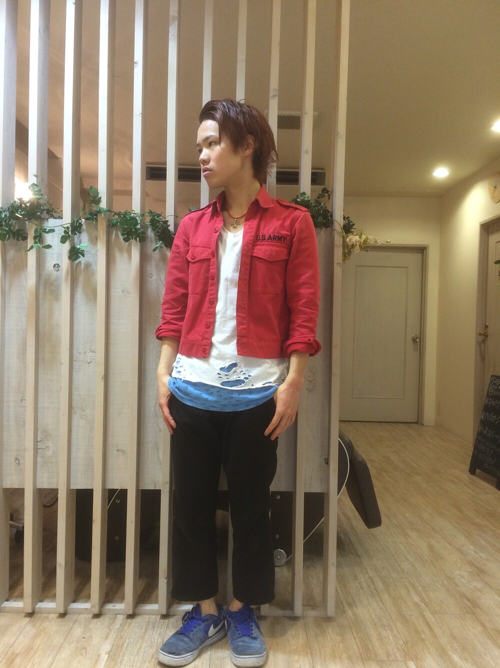 レッド系のシャツ/ブラウスを着用したメンズの冬コーディネートの1枚目の写真