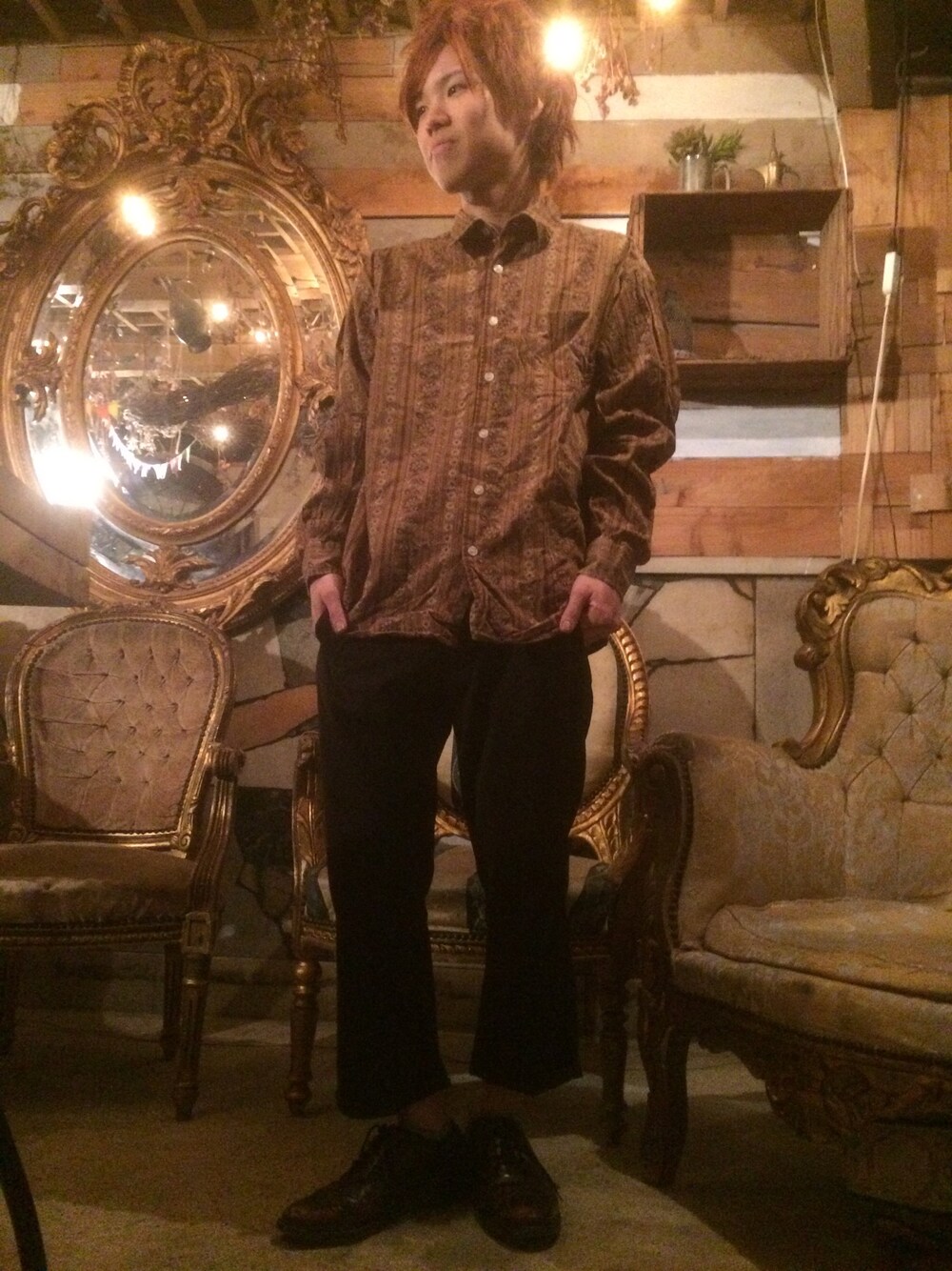 ブラック系のスラックス、ブラウン系のドレスシューズ、ブラウン系のシャツ/ブラウスを着用したメンズの冬コーディネートの1枚目の写真