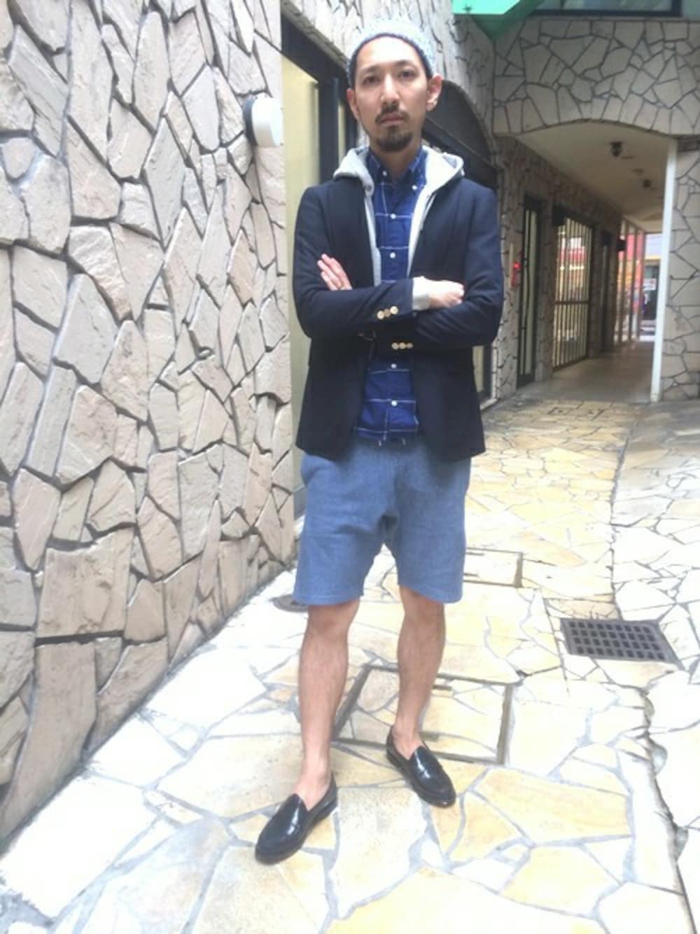 「スウェットパンツ、パーカ、ブレザー」｜「SHIPSのSC: ネイビー ブレザー（テーラードジャケット、ブルー系）」を使った、大山さん（メンズ・175cm）の春コーディネートの1枚目の写真