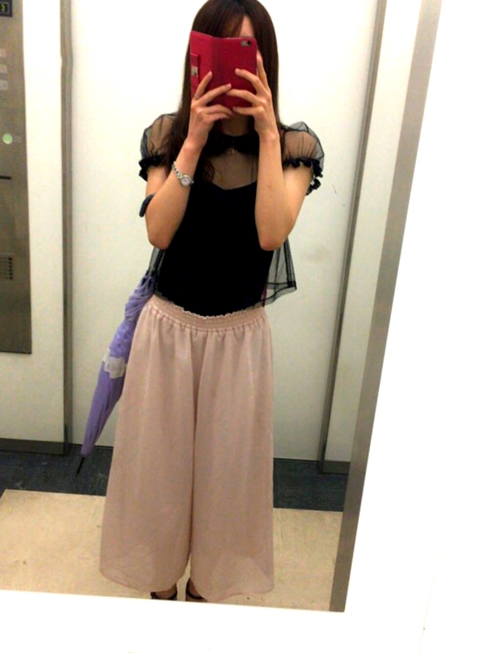 ピンク系のつなぎ/オールインワン、ブラック系のシャツ/ブラウス、ブラック系のサンダルを着用したレディースの夏コーディネートの1枚目の写真