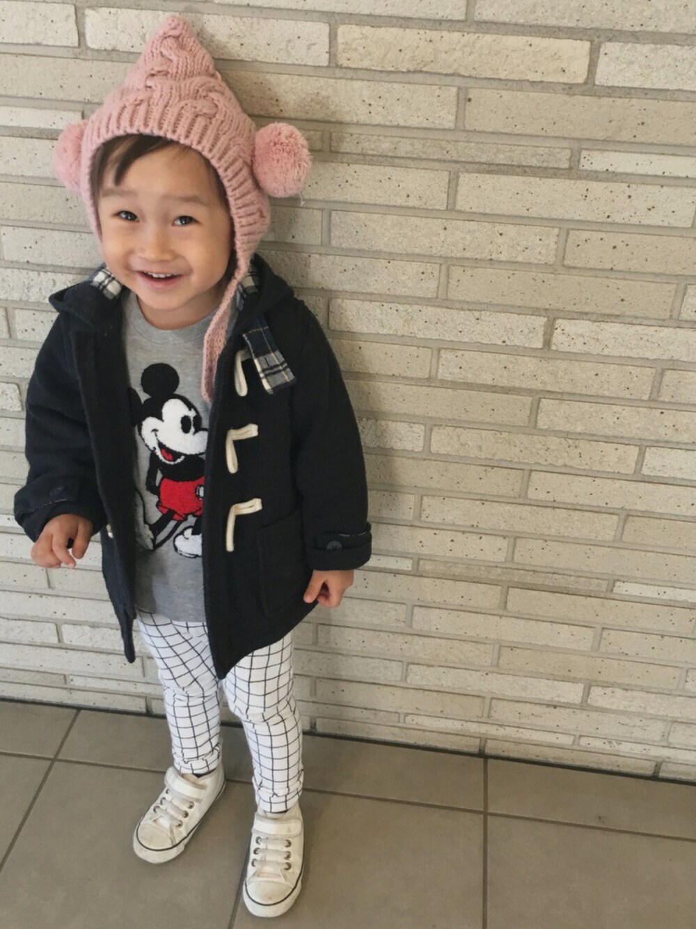 「カジュアル、休日スタイル、男の子、韓国子供服、kids、ミッキースウェット、2歳、ユニクロ、ニット帽、西松屋」｜「韓国子供服のアイテム（ニットキャップ/ビーニー、ピンク系）」を使った、RI⌒✶⋆⠒̫⃝さん（キッズ・90cm）の秋コーディネートの1枚目の写真