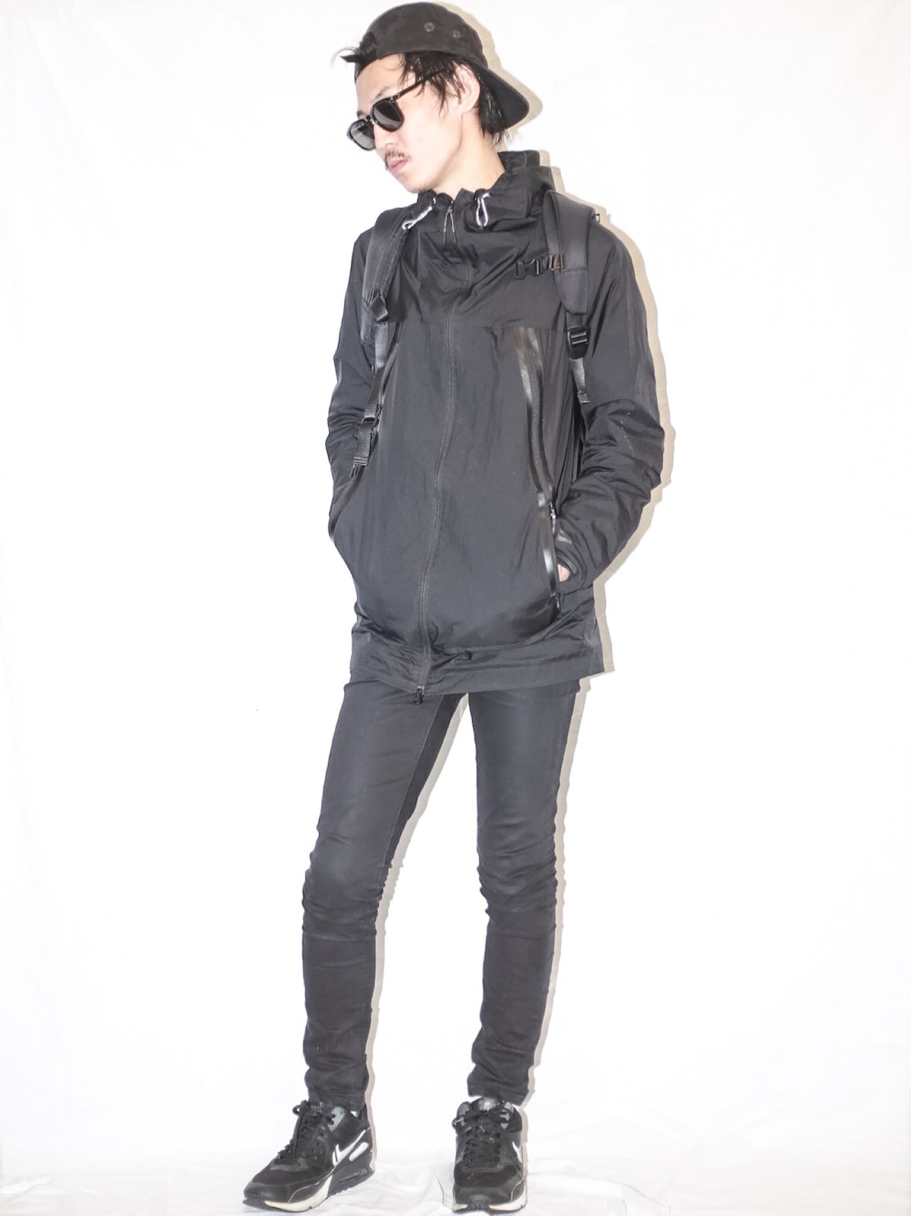 「NIKE、モノトーン、ワントーンコーデ、自転車コーデ、supreme、INCASE、CHEAPMONDAY、ナイロンブルゾン、スキニーデニム、美容師」｜「CHEAP MONDAYのアイテム（その他パンツ、ブラック系）」を使った、TSUKADAさん（メンズ・181cm）の冬コーディネートの1枚目の写真