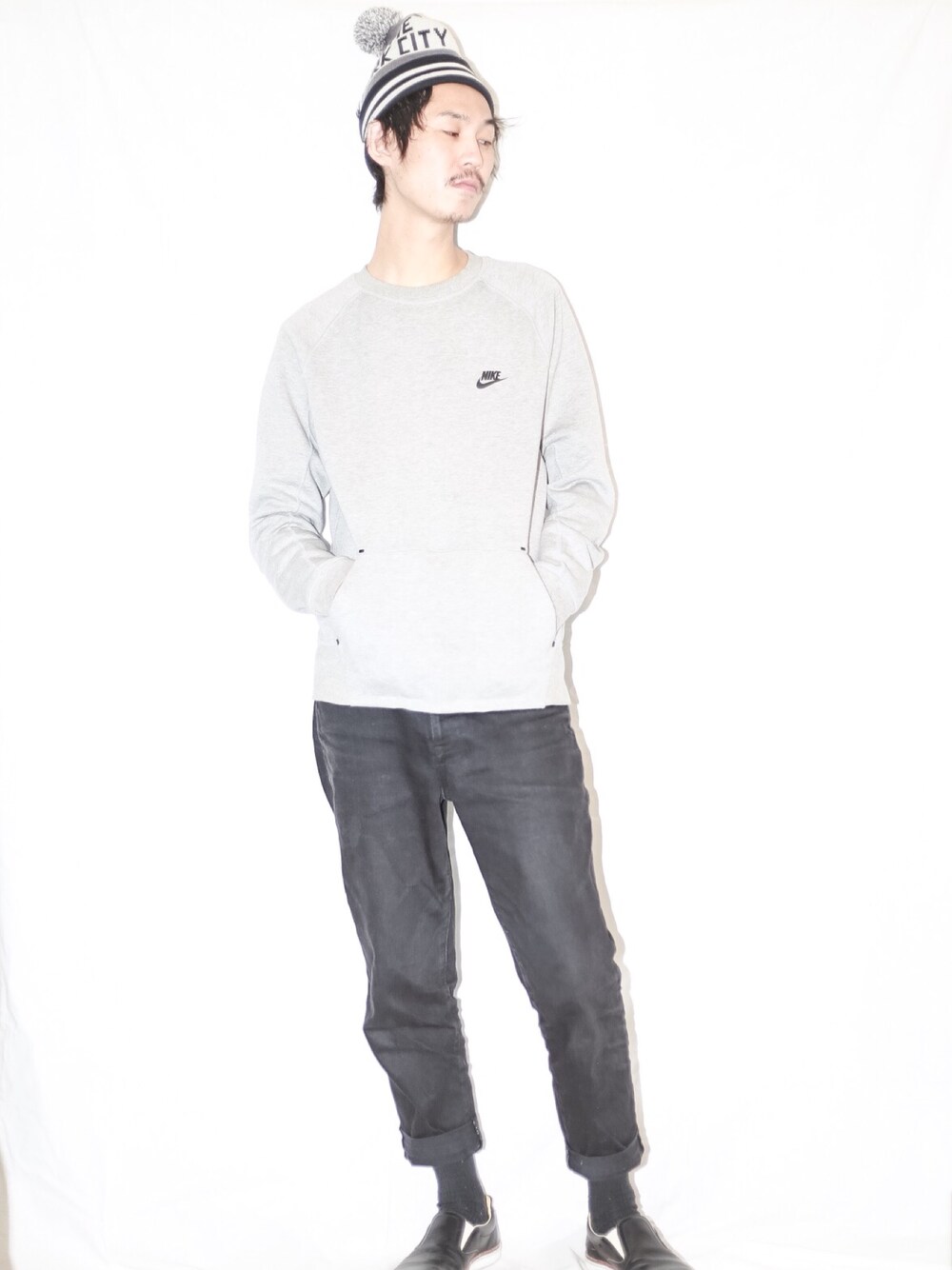「supreme、NIKE、DIET BUTCHER SLIM SKIN、スリッポンスニーカー、ニットキャップ、スウェット、ストリート、美容師」｜「NIKEのNIKE テックフリース1.0クルー（スウェット、ブラック系）」を使った、TSUKADAさん（メンズ・181cm）の冬コーディネートの1枚目の写真