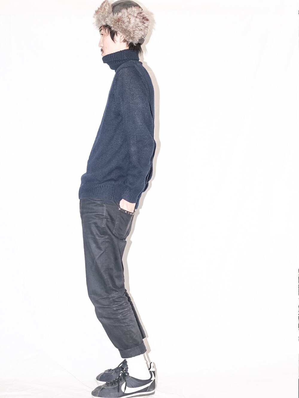 「supreme、DIET BUTCHER SLIM SKIN、NIKE、UNIQLO、タートルネック、白ソックス、シンプルコーデ、ストリート、ニット、寒い」｜「UNIQLOのアイテム（ニット/セーター、ブルー系）」を使った、TSUKADAさん（メンズ・181cm）の冬コーディネートの1枚目の写真